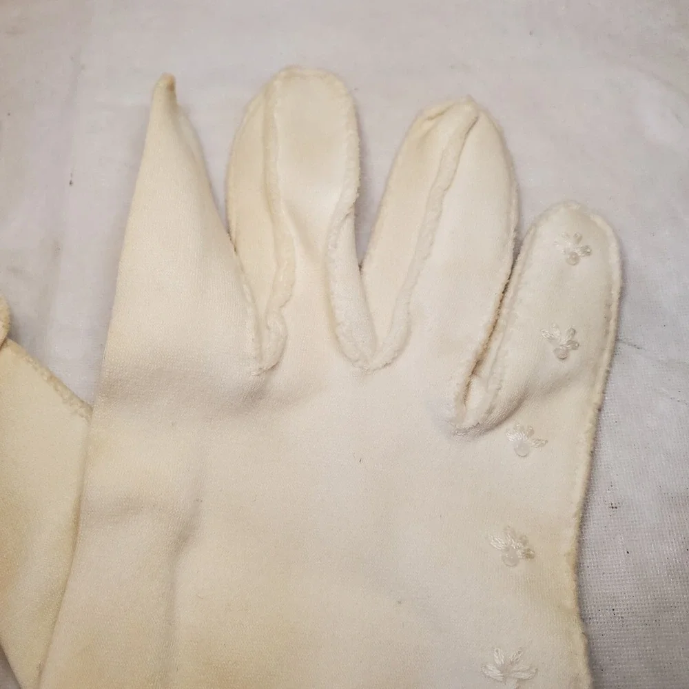 Vintage 1950s American Cotton Scalloped Ladies‎ Gloves With Eyelets. Ivory Color